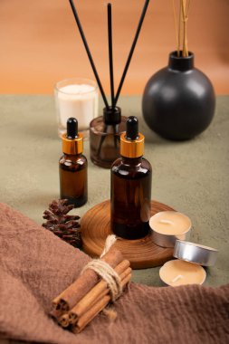 Ahşap masa üzerinde spa aksesuarları olan kompozisyon