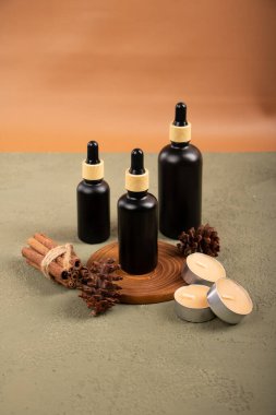 Kahverengi arka planda esaslı yağlar ve spa tedavisi içeren bir kompozisyon. Metin için boşluk