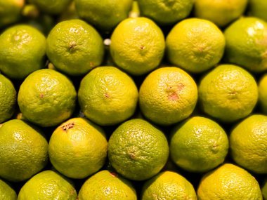 Yeşil tonlu ve desenli bir süpermarkette limon. 