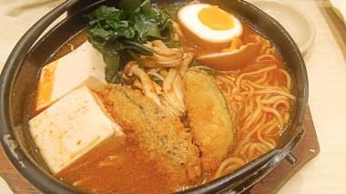 Bir kase erişte, sebze çorbası ve malzemeyle.