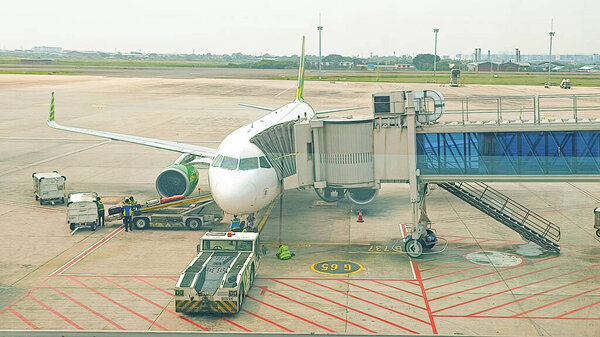 jakarta, indona-05 июня 2024: Самолет соединяется с реактивным мостом в терминале аэропорта