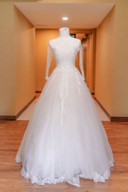 Gelinin elbisesi beyaz ve elbisesinde dekoratif aksesuarlar var.