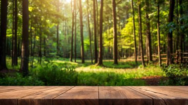 Bulanık orman manzarası arka planında tahta masa.