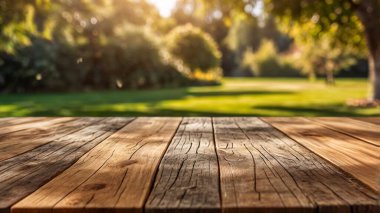 Bulanık portakal ağaçları üzerindeki ahşap masa. Orman manzarası.