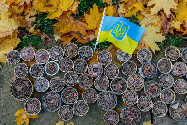 ウジホロド ウクライナ 2022年11月6日 最前線で働く兵士のためにウクライナのボランティアによって作られたワックスで満たされる前に旗を持つトレンチキャンドル — ストック写真