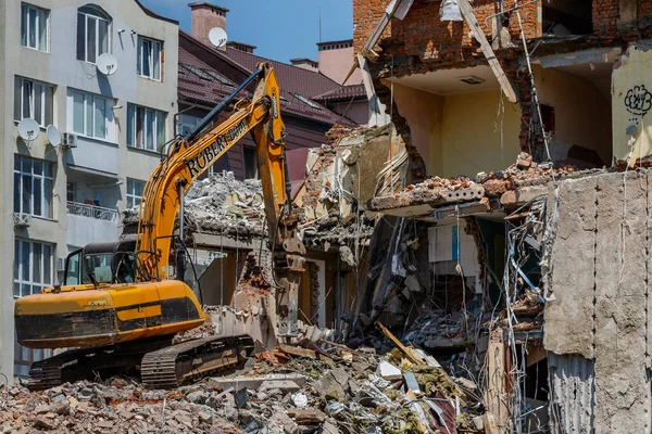 Uzhhorod Ucrânia Maio 2023 Escavadeira Trabalhando Demolição Edifício Antigo Dos Fotografia De Stock