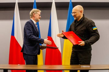 Uzhhorod, Ukrayna - 20 Mayıs 2025: Ukrayna Başbakanı Denys Şmyhal ve Çek Cumhuriyeti Başbakanı Petr Fiala (L) toplantı sırasında bir işbirliği anlaşması imzaladılar.