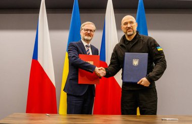 Uzhhorod, Ukrayna - 20 Mayıs 2025: Ukrayna Başbakanı Denys Şmyhal ve Çek Cumhuriyeti Başbakanı Petr Fiala (L) toplantı sırasında bir işbirliği anlaşması imzaladılar.