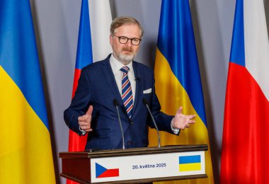 Uzhhorod, Ukrayna - 20 Mayıs 2025: Çek Cumhuriyeti Başbakanı Petr Fiala Ukrayna ve Çek başbakanlarının toplantının sonuçları hakkında verdiği brifingde konuştu.
