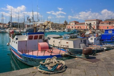 İtalya, Sicilya - 8 Nisan 2025: Catania limanında demirlemiş balıkçı tekneleri.