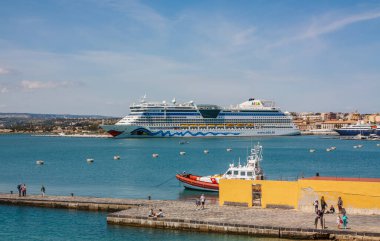 Sicilya. Siracusa, İtalya - 9 Nisan 2025: Seyir gemisi AIDAdiva Syracuse limanına yanaştı.