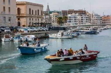 Sicilya. Siracusa, İtalya - 9 Nisan 2025: Turistler Siraküza 'daki Ortygia adasında tekne turuna çıktılar.