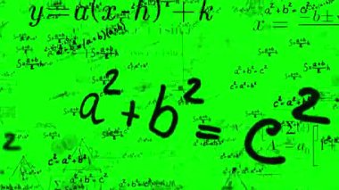 Kamera yeşil ekran arkaplanındaki matematik formülleri, matematik hesaplamaları, cebir denklemleri üzerinden uçar. Bilimsel ve eğitici konsept