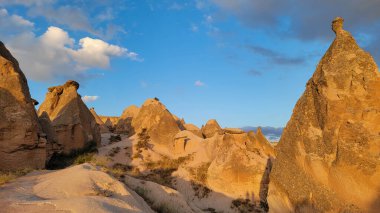 Gün batımında bir sürü taş olan bir vadi.