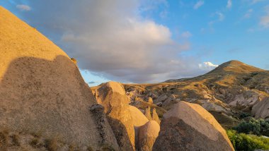 Farklı taştan bir dağ manzarası