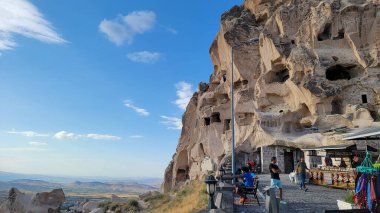Turistler taş şatonun manzarasına hayran..