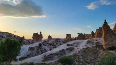 Farklı şekillerde taşlardan oluşan bir vadi ve deve şeklinde taşlardan oluşmuş bir vadi..
