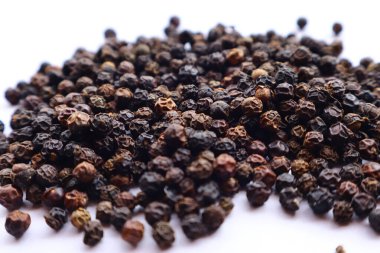 Karabiber tohumları küçük, koyu ve buruşuktur. Biber bitkisi Piper Nigrum 'dan geliyor. Keskin ve keskin lezzetleriyle tanınan, popüler bir baharattır. Tüm, çatlamış ya da öğütülmüş.