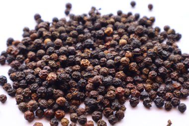 Karabiber tohumları küçük, koyu ve buruşuktur. Biber bitkisi Piper Nigrum 'dan geliyor. Keskin ve keskin lezzetleriyle tanınan, popüler bir baharattır. Tüm, çatlamış ya da öğütülmüş.