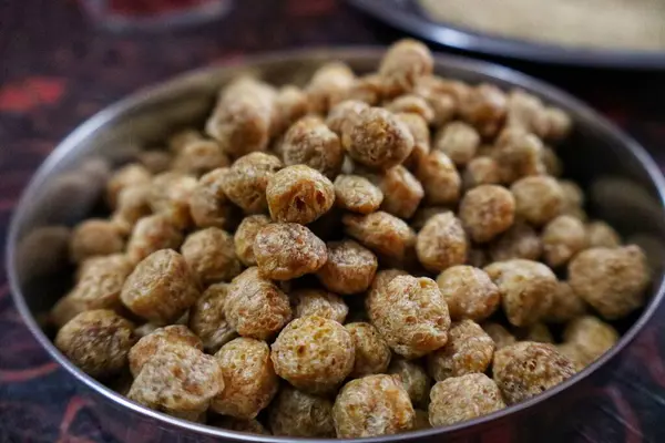 Soya parçaları sönmüş soya unundan yapılan bitkisel protein zengini gıdalardır. Et benzeri dokularıyla tanınırlar ve çeşitli yemeklerde kullanılıp yüksek proteinli, az yağlı ve lif zengini bir alternatif sunarlar..