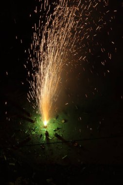 Diwali, Işık Festivali, kötülüğe karşı iyiyi dualar, tatlılar ve hediyelerle kutlar. Evler ışıklarla, renkli rangolilerle ve havayı neşeyle dolduran ve yeni başlangıçlarla işaretleyen havai fişeklerle parıldıyor..