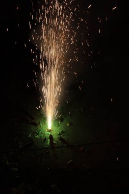 Diwali, Işık Festivali, kötülüğe karşı iyiyi dualar, tatlılar ve hediyelerle kutlar. Evler ışıklarla, renkli rangolilerle ve havayı neşeyle dolduran ve yeni başlangıçlarla işaretleyen havai fişeklerle parıldıyor..