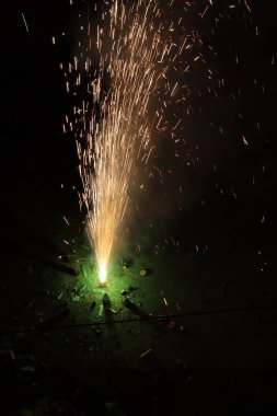 Diwali, Işık Festivali, kötülüğe karşı iyiyi dualar, tatlılar ve hediyelerle kutlar. Evler ışıklarla, renkli rangolilerle ve havayı neşeyle dolduran ve yeni başlangıçlarla işaretleyen havai fişeklerle parıldıyor..