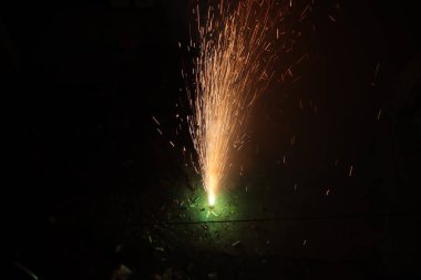 Diwali, Işık Festivali, kötülüğe karşı iyiyi dualar, tatlılar ve hediyelerle kutlar. Evler ışıklarla, renkli rangolilerle ve havayı neşeyle dolduran ve yeni başlangıçlarla işaretleyen havai fişeklerle parıldıyor..