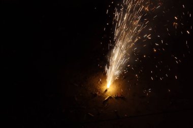 Diwali, Işık Festivali, kötülüğe karşı iyiyi dualar, tatlılar ve hediyelerle kutlar. Evler ışıklarla, renkli rangolilerle ve havayı neşeyle dolduran ve yeni başlangıçlarla işaretleyen havai fişeklerle parıldıyor..