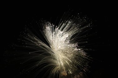 Diwali, Işık Festivali, kötülüğe karşı iyiyi dualar, tatlılar ve hediyelerle kutlar. Evler ışıklarla, renkli rangolilerle ve havayı neşeyle dolduran ve yeni başlangıçlarla işaretleyen havai fişeklerle parıldıyor..