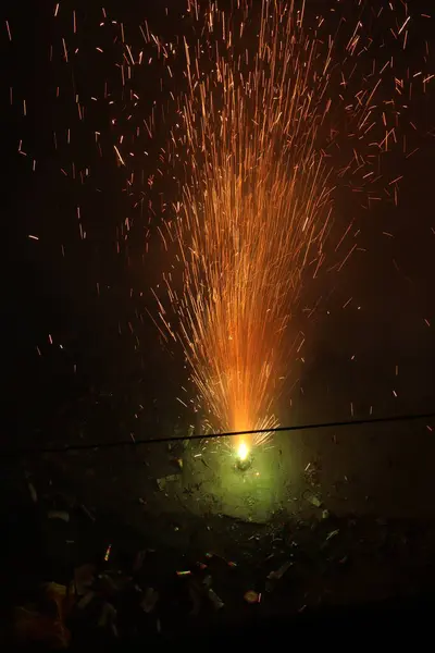 Diwali, Işık Festivali, kötülüğe karşı iyiyi dualar, tatlılar ve hediyelerle kutlar. Evler ışıklarla, renkli rangolilerle ve havayı neşeyle dolduran ve yeni başlangıçlarla işaretleyen havai fişeklerle parıldıyor..