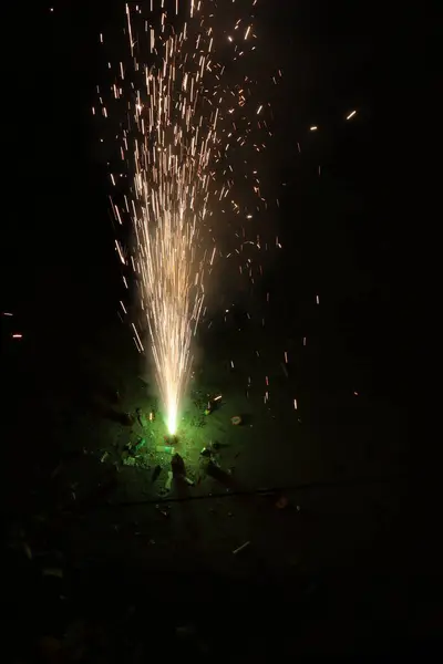 Diwali, Işık Festivali, kötülüğe karşı iyiyi dualar, tatlılar ve hediyelerle kutlar. Evler ışıklarla, renkli rangolilerle ve havayı neşeyle dolduran ve yeni başlangıçlarla işaretleyen havai fişeklerle parıldıyor..