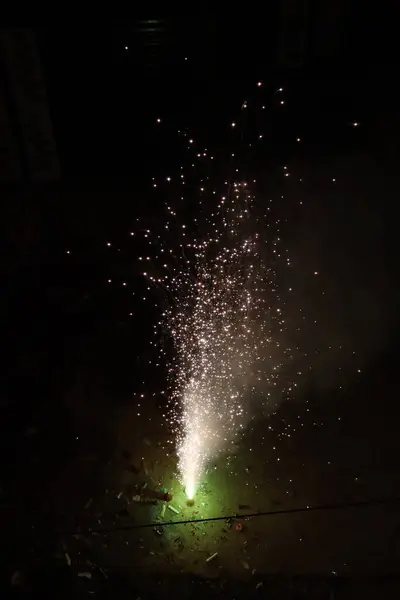 Diwali, Işık Festivali, kötülüğe karşı iyiyi dualar, tatlılar ve hediyelerle kutlar. Evler ışıklarla, renkli rangolilerle ve havayı neşeyle dolduran ve yeni başlangıçlarla işaretleyen havai fişeklerle parıldıyor..