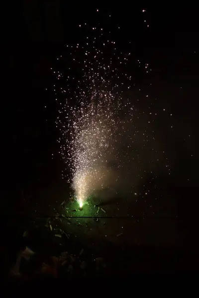 Diwali, Işık Festivali, kötülüğe karşı iyiyi dualar, tatlılar ve hediyelerle kutlar. Evler ışıklarla, renkli rangolilerle ve havayı neşeyle dolduran ve yeni başlangıçlarla işaretleyen havai fişeklerle parıldıyor..