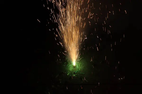 Diwali, Işık Festivali, kötülüğe karşı iyiyi dualar, tatlılar ve hediyelerle kutlar. Evler ışıklarla, renkli rangolilerle ve havayı neşeyle dolduran ve yeni başlangıçlarla işaretleyen havai fişeklerle parıldıyor..