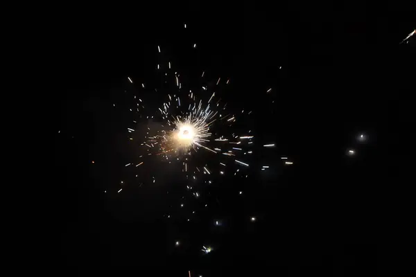 Diwali, Işık Festivali, kötülüğe karşı iyiyi dualar, tatlılar ve hediyelerle kutlar. Evler ışıklarla, renkli rangolilerle ve havayı neşeyle dolduran ve yeni başlangıçlarla işaretleyen havai fişeklerle parıldıyor..