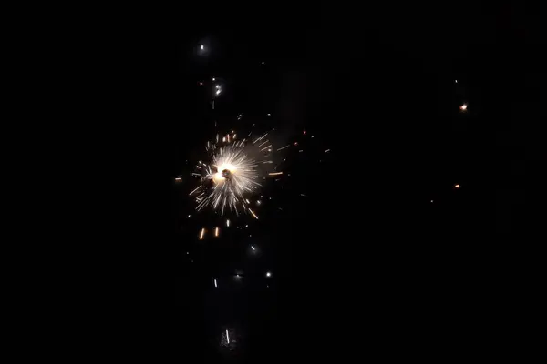 Diwali, Işık Festivali, kötülüğe karşı iyiyi dualar, tatlılar ve hediyelerle kutlar. Evler ışıklarla, renkli rangolilerle ve havayı neşeyle dolduran ve yeni başlangıçlarla işaretleyen havai fişeklerle parıldıyor..