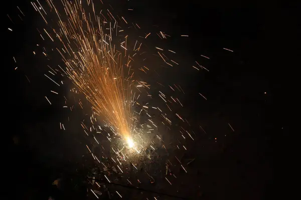 Diwali, Işık Festivali, kötülüğe karşı iyiyi dualar, tatlılar ve hediyelerle kutlar. Evler ışıklarla, renkli rangolilerle ve havayı neşeyle dolduran ve yeni başlangıçlarla işaretleyen havai fişeklerle parıldıyor..