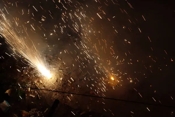 Diwali, Işık Festivali, kötülüğe karşı iyiyi dualar, tatlılar ve hediyelerle kutlar. Evler ışıklarla, renkli rangolilerle ve havayı neşeyle dolduran ve yeni başlangıçlarla işaretleyen havai fişeklerle parıldıyor..