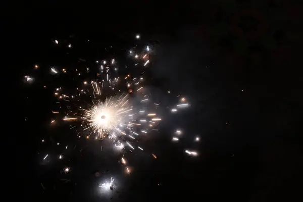 Diwali, Işık Festivali, kötülüğe karşı iyiyi dualar, tatlılar ve hediyelerle kutlar. Evler ışıklarla, renkli rangolilerle ve havayı neşeyle dolduran ve yeni başlangıçlarla işaretleyen havai fişeklerle parıldıyor..