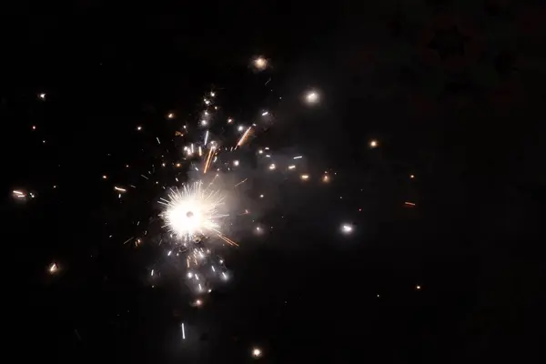Diwali, Işık Festivali, kötülüğe karşı iyiyi dualar, tatlılar ve hediyelerle kutlar. Evler ışıklarla, renkli rangolilerle ve havayı neşeyle dolduran ve yeni başlangıçlarla işaretleyen havai fişeklerle parıldıyor..