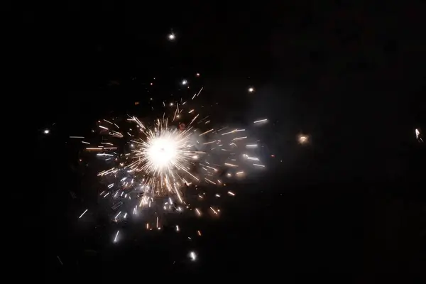 Diwali, Işık Festivali, kötülüğe karşı iyiyi dualar, tatlılar ve hediyelerle kutlar. Evler ışıklarla, renkli rangolilerle ve havayı neşeyle dolduran ve yeni başlangıçlarla işaretleyen havai fişeklerle parıldıyor..