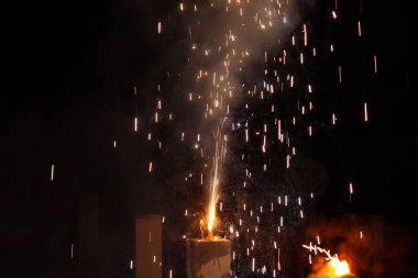 Gece gökyüzünde havai fişekler