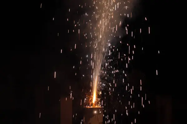 Gece gökyüzünde havai fişekler