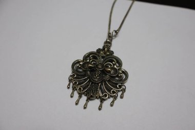 Mücevherler ve süsler, değerli metaller, değerli taşlar ve karmaşık tasarımlarla işlenmiş zamansız sanat ve kültür ifadeleridir..