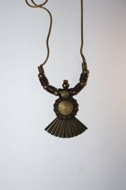 Mücevherler ve süsler, değerli metaller, değerli taşlar ve karmaşık tasarımlarla işlenmiş zamansız sanat ve kültür ifadeleridir..