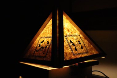 Siyah arkaplanda ışık lambası