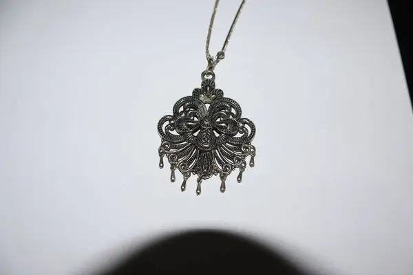 Mücevherler ve süsler, değerli metaller, değerli taşlar ve karmaşık tasarımlarla işlenmiş zamansız sanat ve kültür ifadeleridir..
