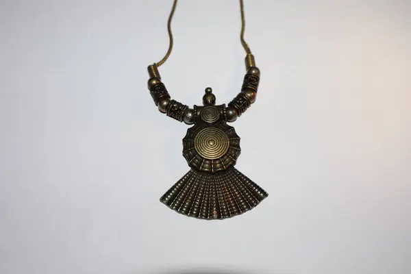 Mücevherler ve süsler, değerli metaller, değerli taşlar ve karmaşık tasarımlarla işlenmiş zamansız sanat ve kültür ifadeleridir..