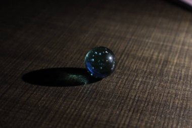 Siyah zemin üzerinde cam top